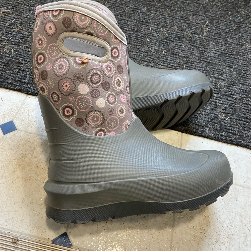 Girls (youth) size 6 Bogs.